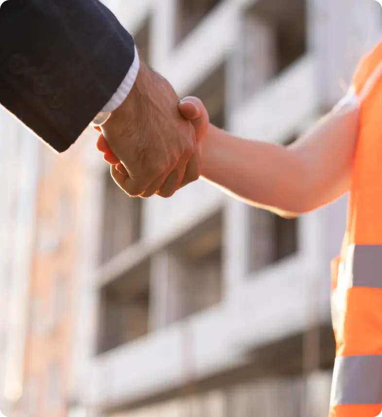 Reclutador dandole la mano a un trabajador operativo